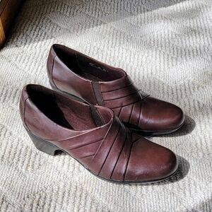 Women NWT Clarks Solid Comfort Collection Booties in Leather Mahogany - Size 11N